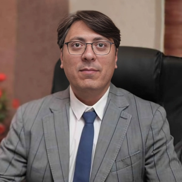 دکتر سینا غیاثی جراح بینی در شیراز